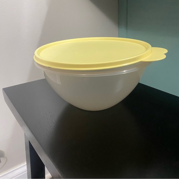 New Tupperware Small Mixing Bowl W Lid Yellow New 6c - Picture 3 of 6